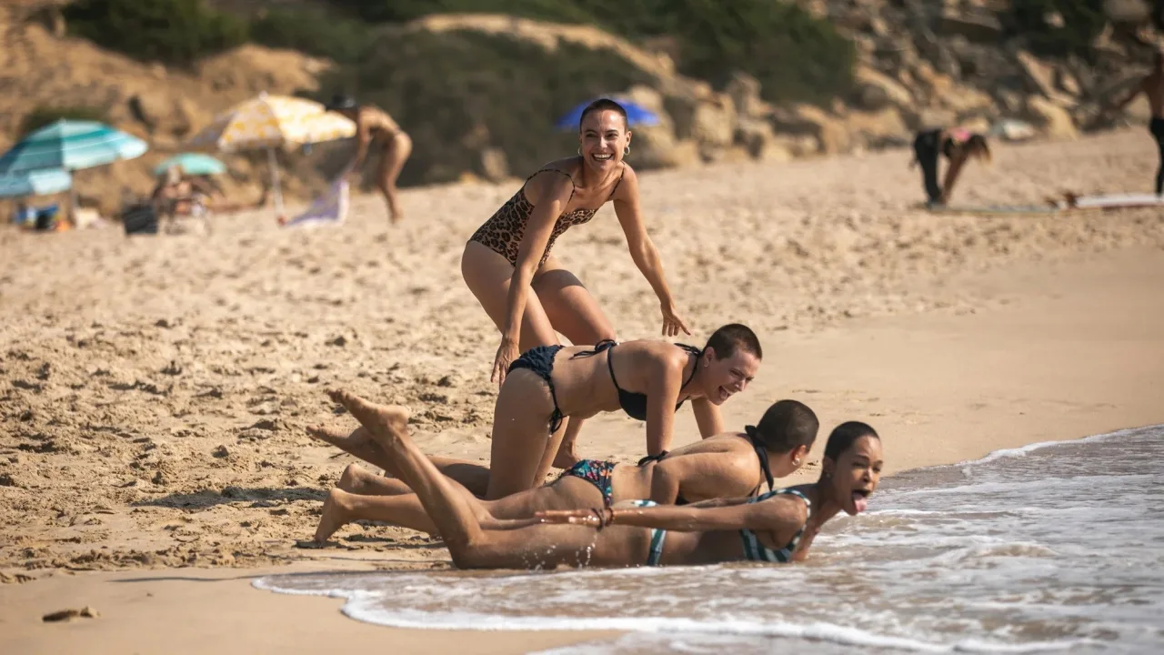 The Girls at the Back İndir - görsel 3