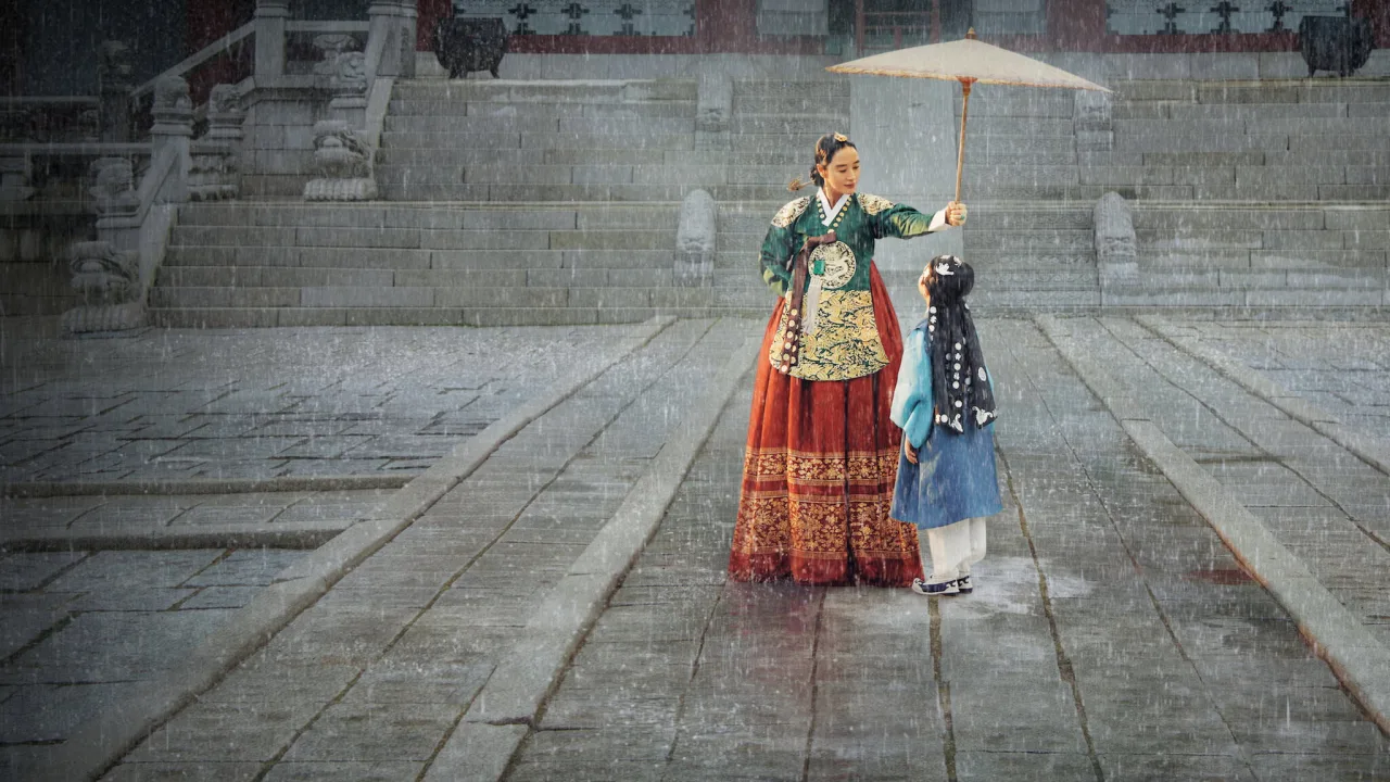 Under the Queen's Umbrella 1080p Altyazılı İndir - görsel 2