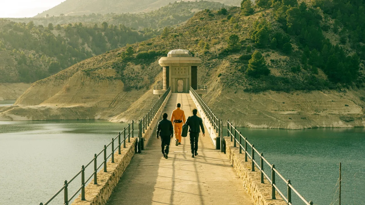 Milyarderlerin Sığınağı 1080p İndir - görsel 5