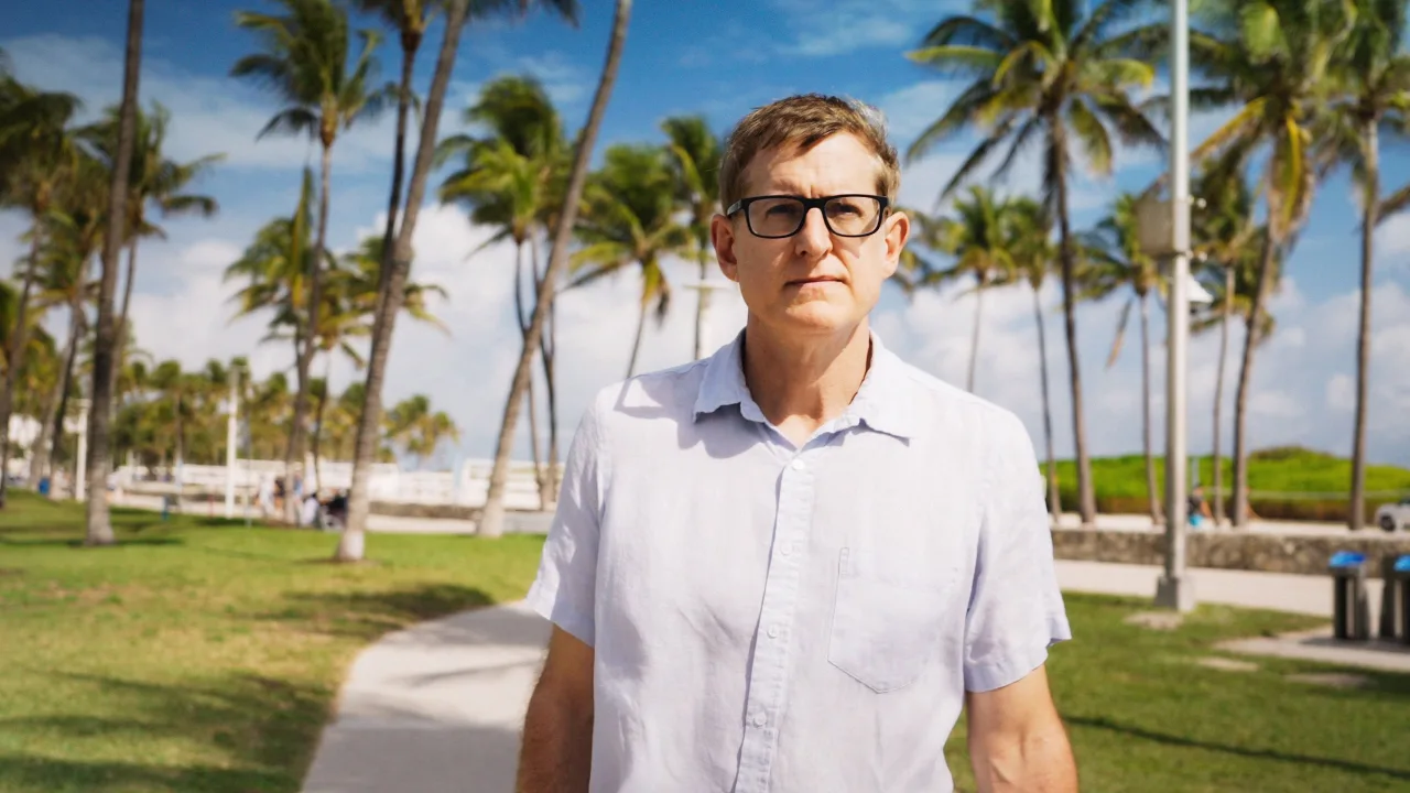 Louis Theroux: Erkürenin Merkezine Yolculuk İndir - görsel 2