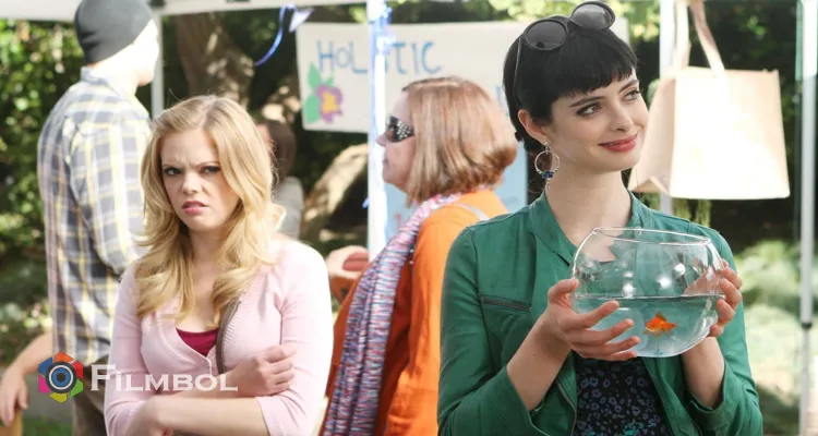 Don't Trust the B---- in Apartment 23 İndir