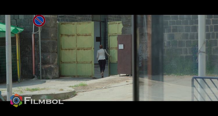 Sara - Gölgedeki Kadın İndir